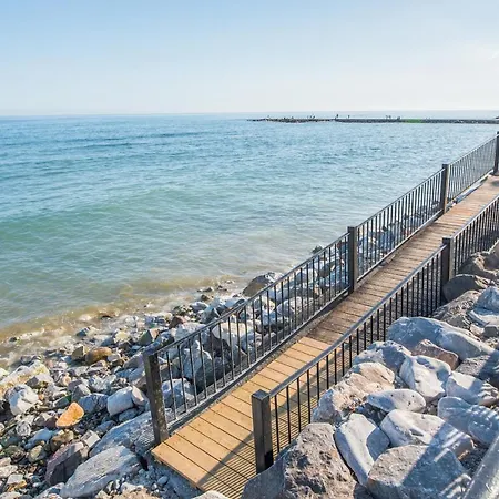 Apt. P/4 1 Min From The W/pool In